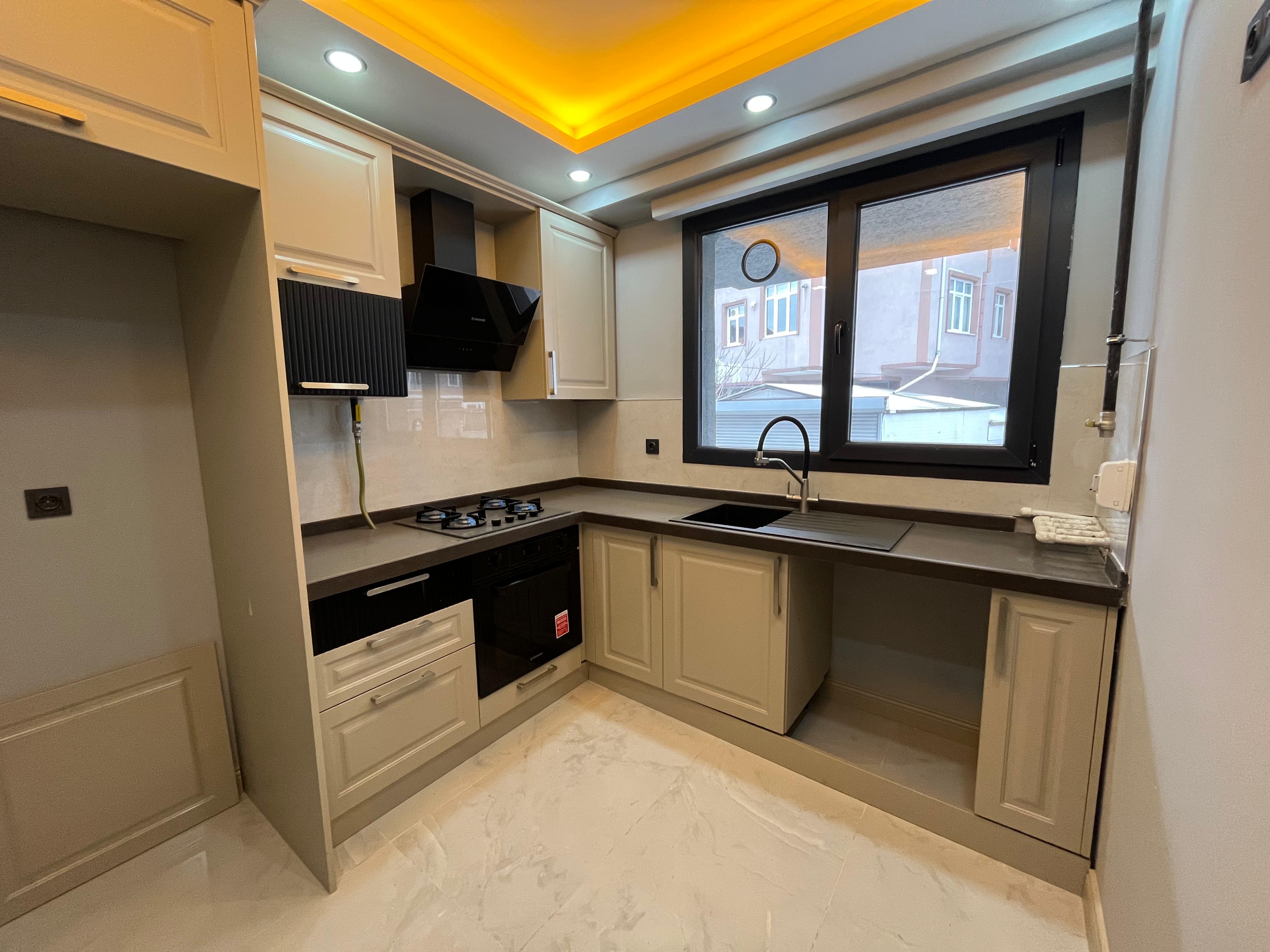 VATAN CADDESİ GİRİŞ KAT 2+1 SATILIK DAİRE - VAR Gayrimenkul